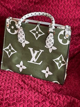 Load image into Gallery viewer, GREEN &amp; WHITE HANDBAGS- LOUIS VUITTON FASHION.
